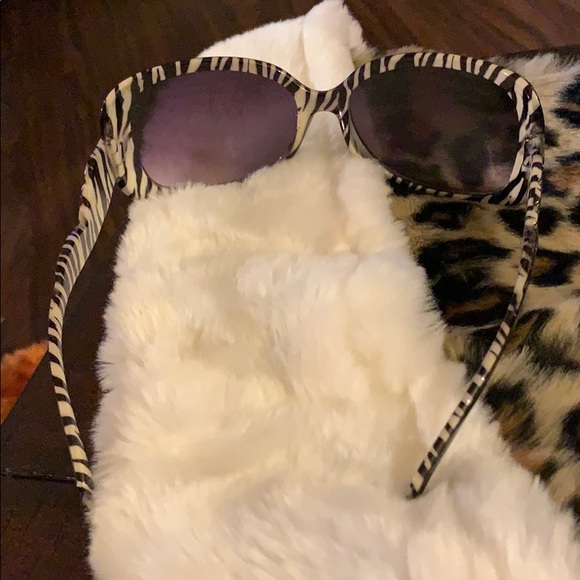 Sun glasses for the woman seen on the wild side. - Picture 5 of 5